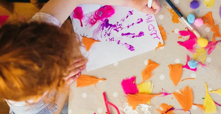 Arts and crafts for kids in Germany with children creating colorful paper and painting projects, supporting creativity, fine motor skills, and learning.